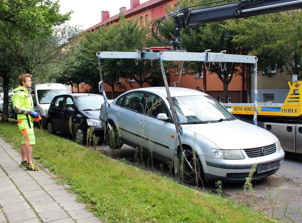 Město začalo odvážet nepojízdná auta ze svých komunikací