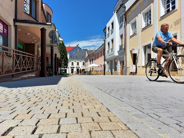 Opravená ulice Růžová v centru města už slouží lidem