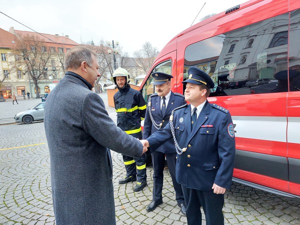 Hasiči z Vések si převzali nové auto, které dostali od města