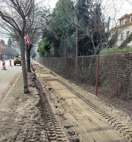 Oprava chodníků na Šafaříkově ulici je v plném proudu