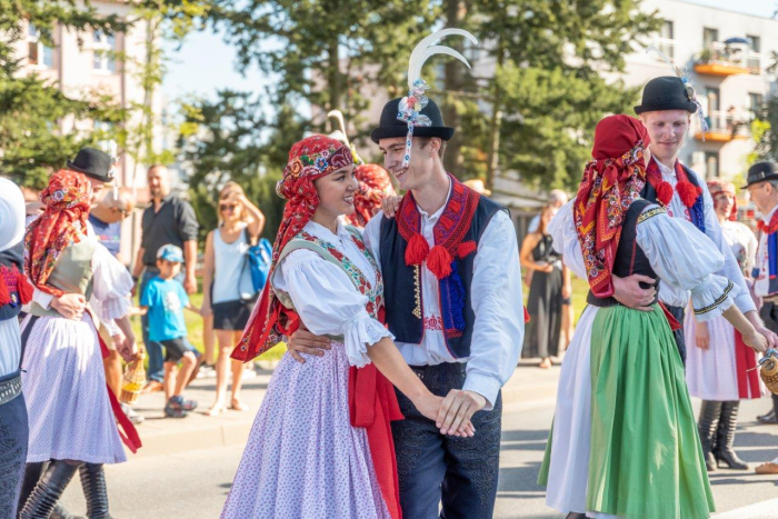 Slovácké slavnosti vína a otevřených památek - krojovaní - tanec.jpg