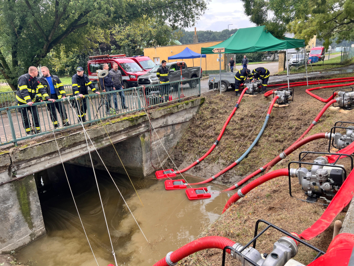 hasiči odčerpávají vodu