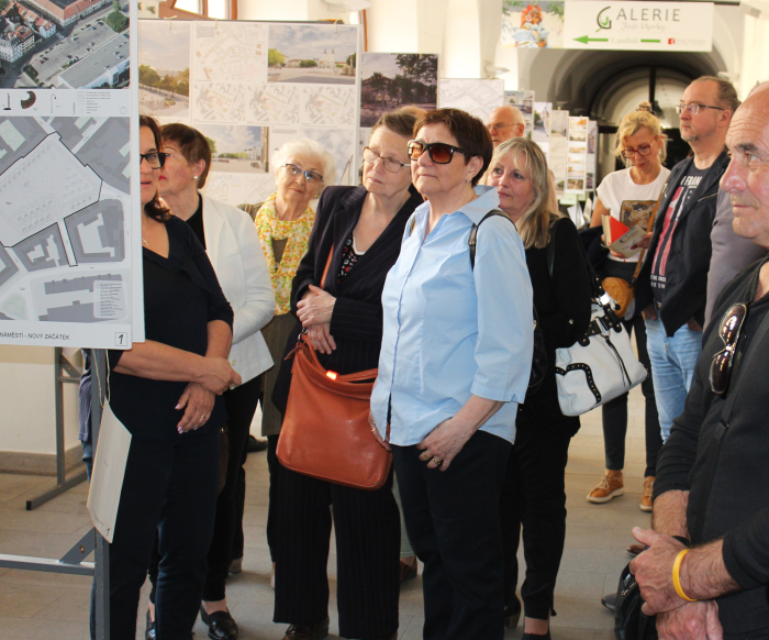 vernisáž výstavy Masarykovo náměstí.JPG