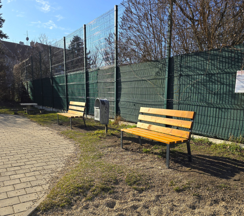 Nové lavičky na hřišti Na Splávku.jpg