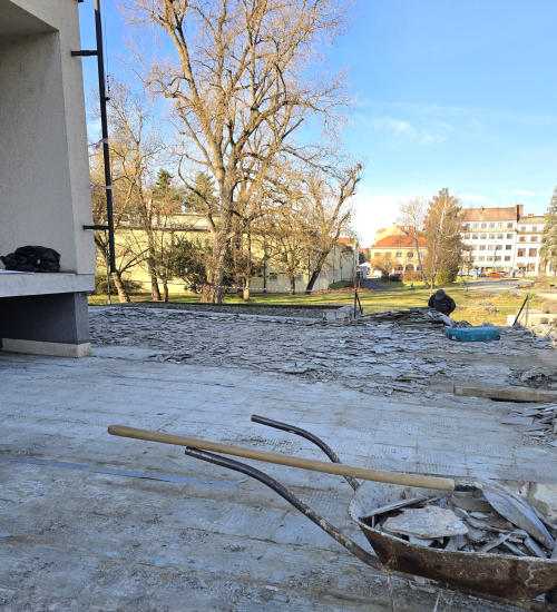 Opravy ochozu kina Hvězda.jpg