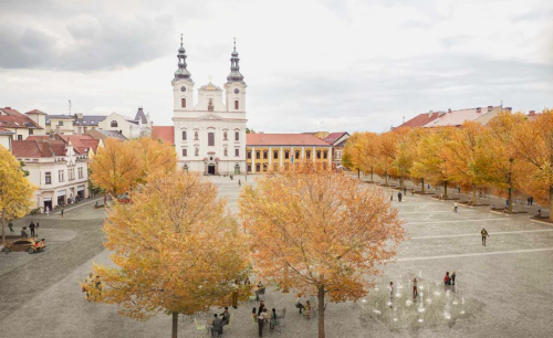 Masarykovo náměstí - kašna-stromy.JPG