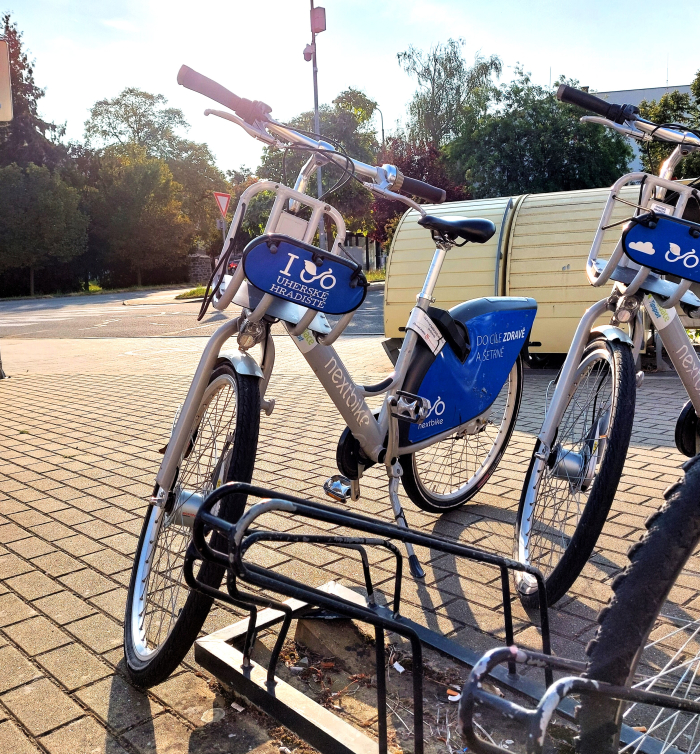 pohled na sdílená kola u nádraží ČD v Uherském Hradišti.jpg