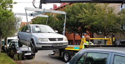 Město začalo odvážet nepojízdná auta ze svých komunikací