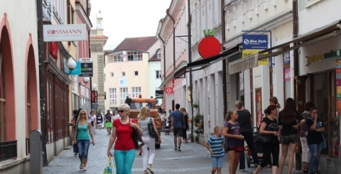 Pomoc podnikatelům schválena. Úleva na nájemném a restaurační zahrádky zdarma