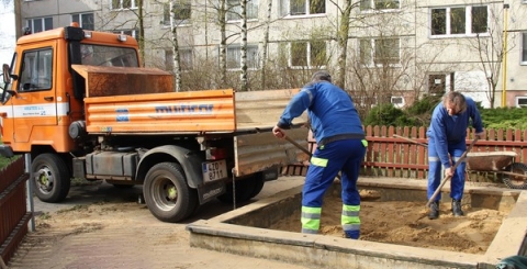 Dětská hřiště procházejí přípravou na jaro a léto