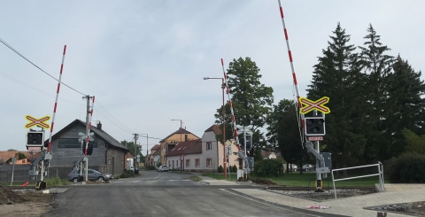 železniční přejezd ve Véskách