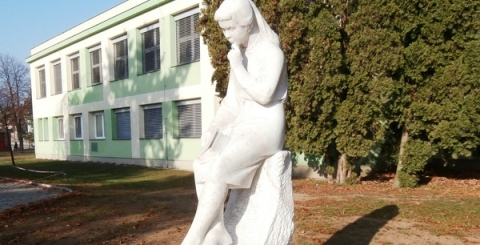 Socha čtenářky u ZŠ Sportovní