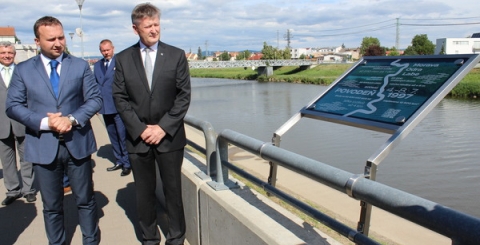 Pamětní deska u Moravy připomíná 20 let od ničivých povodní