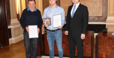 Město předalo čestné ocenění Dům roku