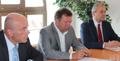 starosta města přejímá ratingovou zprávu od ředitele české pobočky Moody's