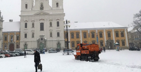 Zimní údržba zasněženého Masarykova náměstí