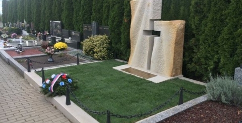 Památník obětem světových válek na hřbitově v Mařaticích