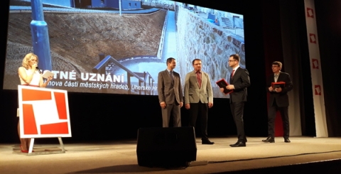 Místostarosta Čestmír Bouda přijímá čestné uznání za obnovu hradeb v Uherském Hradišti
