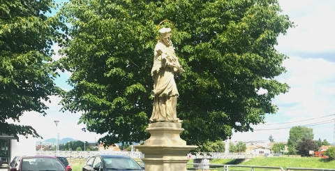 socha sv. Jana Nepomuckého.jpg