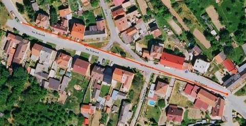 pohled na ulici Na Svárově s vyznačením řešeného úseku