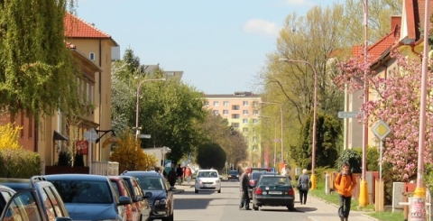 Ulice - pohled na auta na krajnici a lidi na chodníku