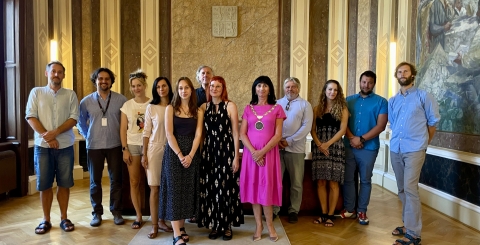 Malíři Hradišťského plenéru zavítali na radnici, společná fotografie s místostarostkou