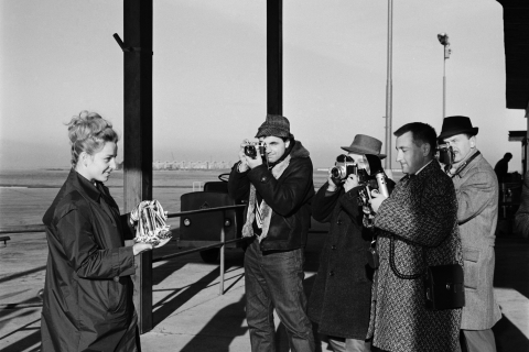 fotografové fotí sportovkyni s medailemi