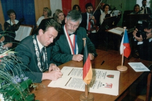 Ing. Ladislav Šupka a primátor města Mayen Günter Laux při podpisu smlouvy o partnerství (1994)